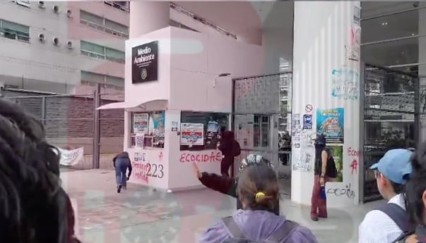 Destrozos en protesta en Semarnat