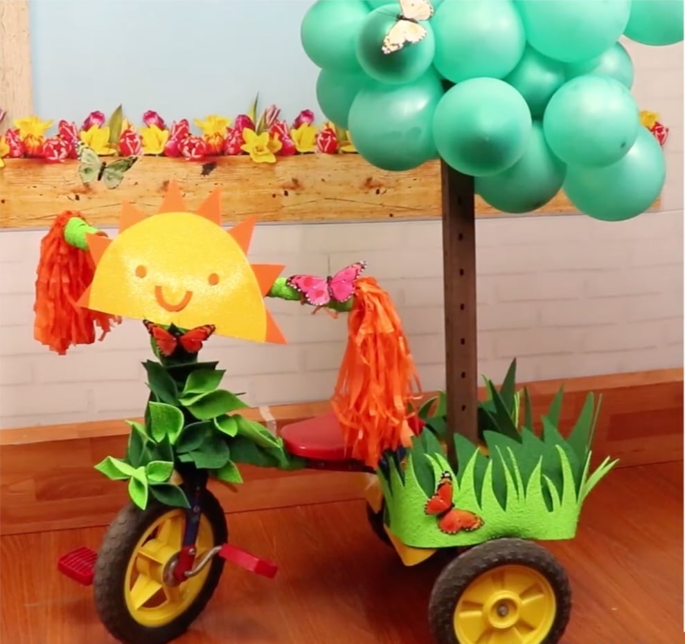 Triciclo decorado para desfile de primavera