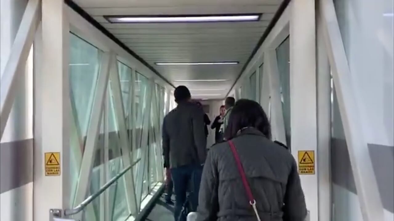 VIDEO: Pasajeros casi abandonan vuelo CDMX-Hermosillo porque no querían viajar con AMLO