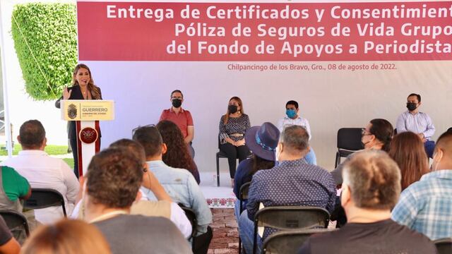 Evelyn Salgado entrega pólizas de Seguro de Vida del Fondo de Apoyo a Periodistas en Guerrero