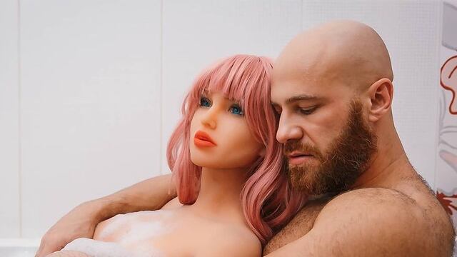 Fisicoculturista y su muñeca