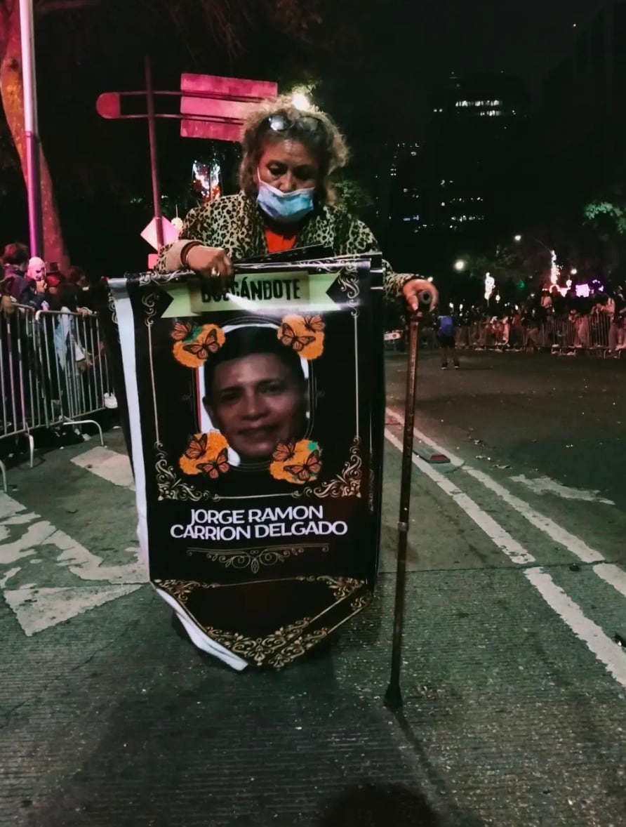 Madre buscadora conmueve en la Mega Procesión de Catrinas 2026 con la búsqueda de su hijo