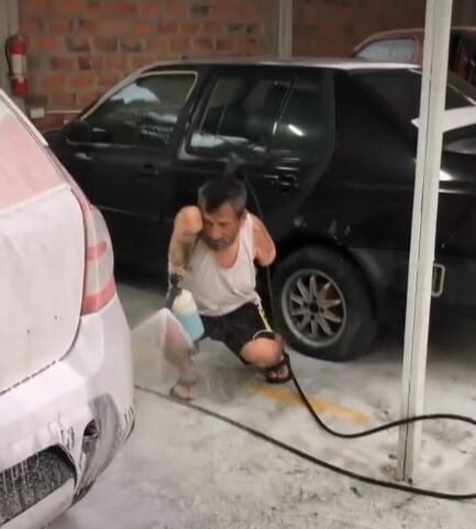 Hombre sin brazos trabaja lavando autos