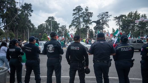 Cuando ellos destruyen por futbol son apasionados; cuando ellas protestan son locas