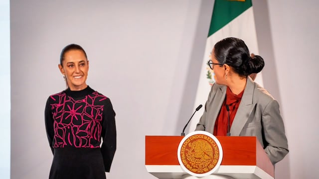 Gaby Osorio y Claudia Sheinbaum en la Mañanera del Pueblo