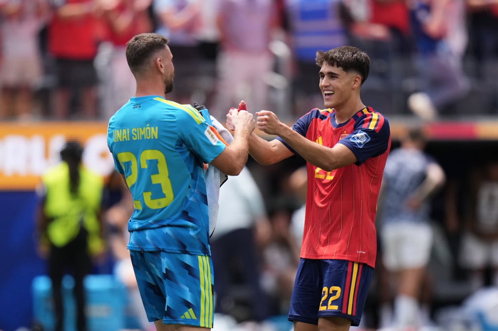 Unai Simón lidera la sólida defensa con la que España enfrentará a Bélgica.