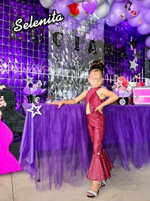 Niña en fiesta temática de Selena Quintanilla
