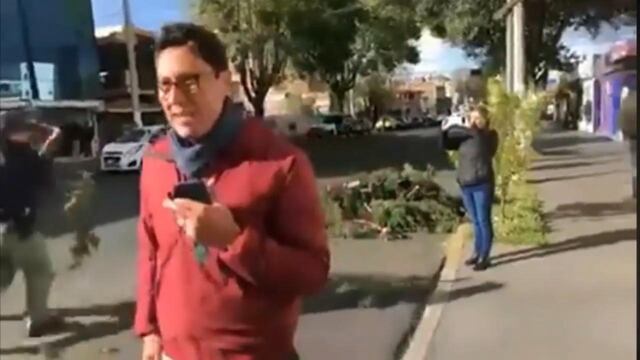 Cae árbol en su auto reportero
