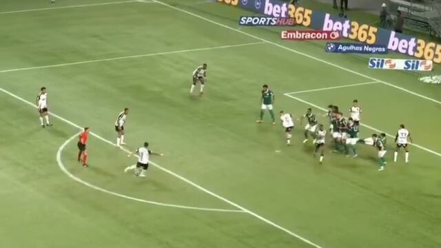 El brutal golazo de Hulk en el futbol brasileño; su tiro libre casi parte la portería en dos