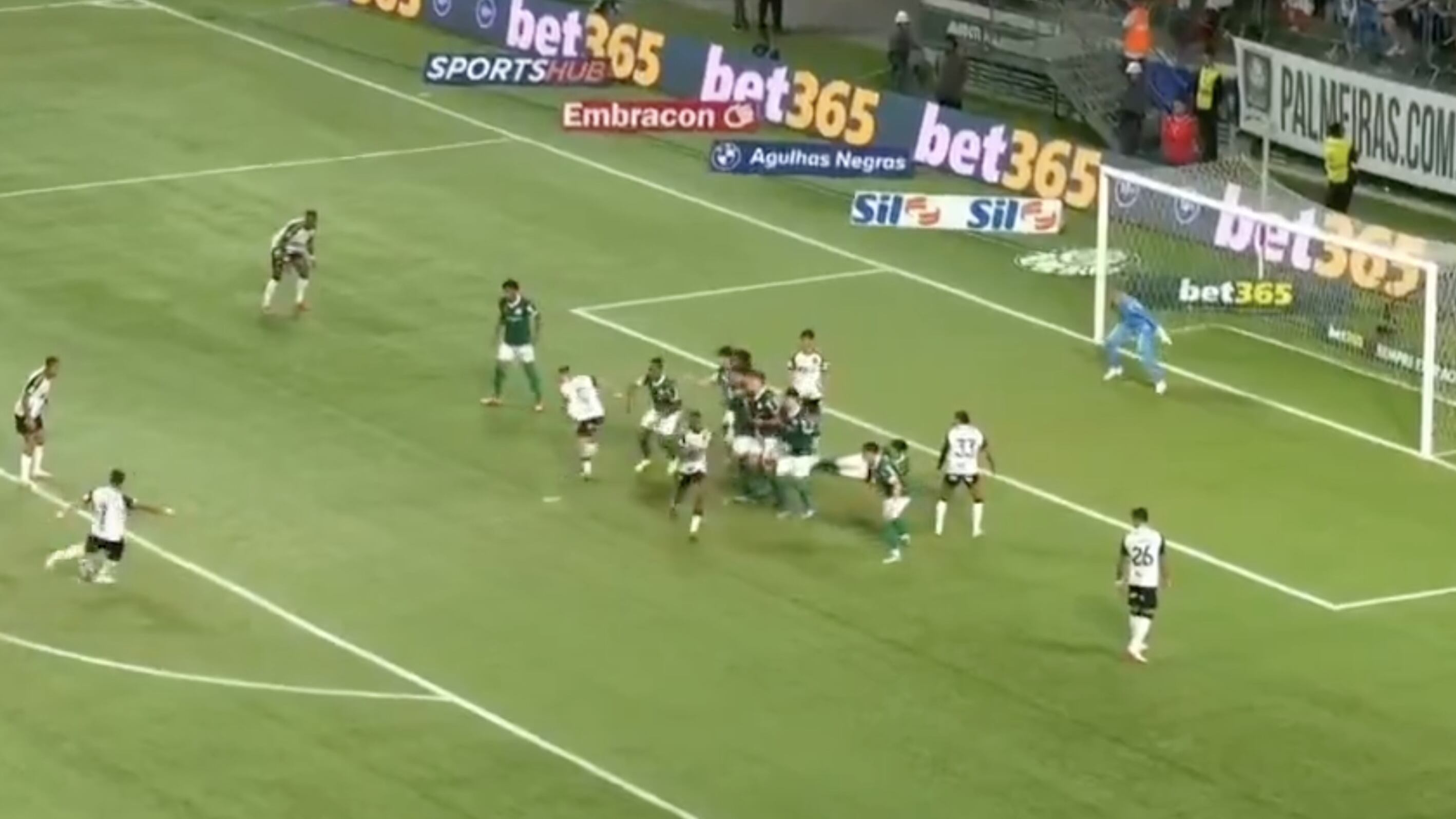 El brutal golazo de Hulk en el futbol brasileño; su tiro libre casi parte la portería en dos