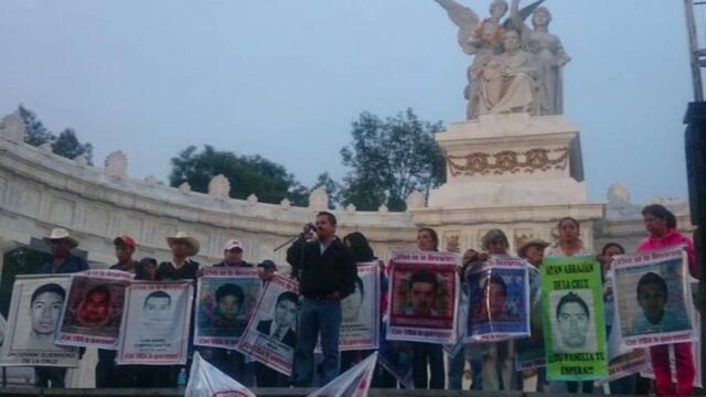 “¿Porque no dejan que los expertos los entrevisten? ¿Qué acaso el Ejercito esconden algo?”, dijo María del Carmen Guerrero, madre del normalista Giovanni Galíndez Guerrero.