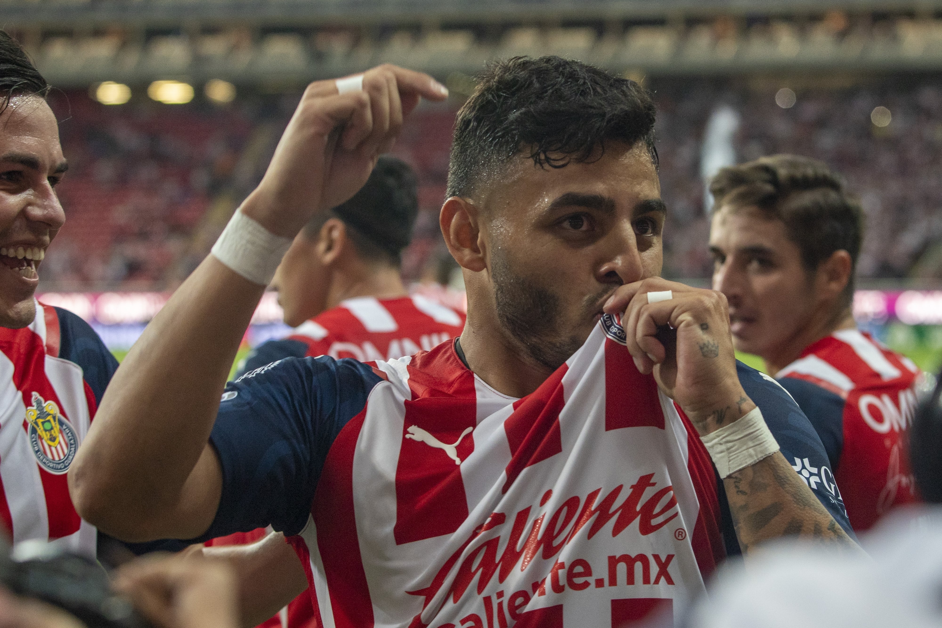 Alexis Vega besa escudo de Club Chivas