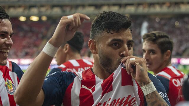 Alexis Vega besa escudo de Club Chivas