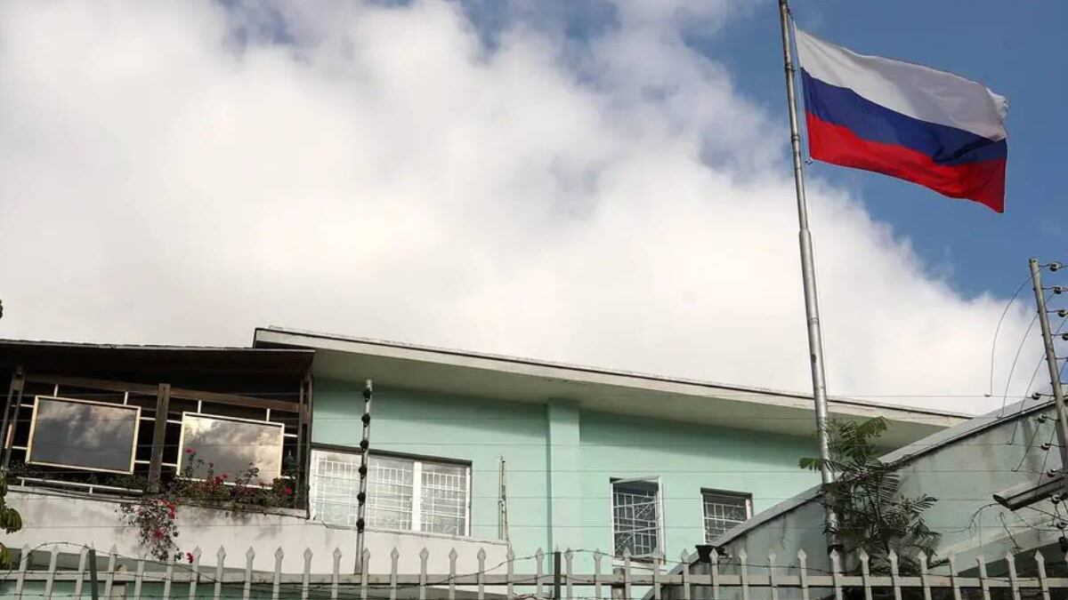 Rusia ordena evacuar a familias de diplomáticos en Venezuela