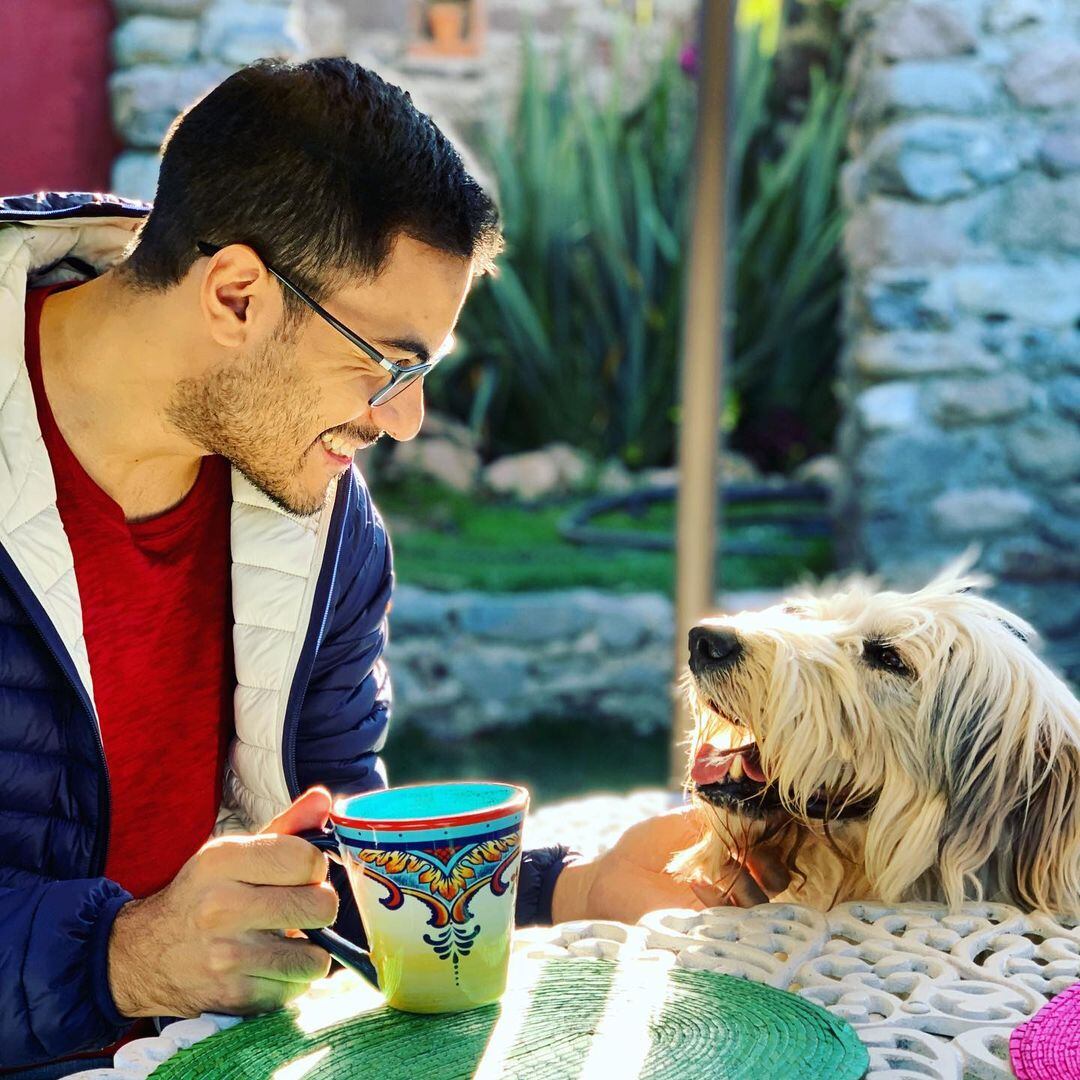 Carlos Rivera y Sky, el perro de su papá