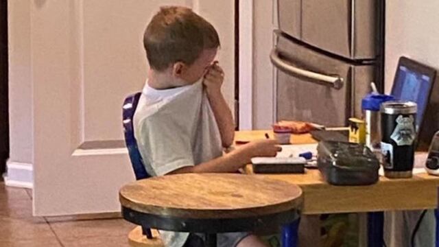 Niño llorando por clases online