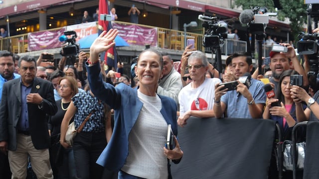 Claudia Sheinbaum se reúne con papás de los 43 normalistas de Ayotzinapa
