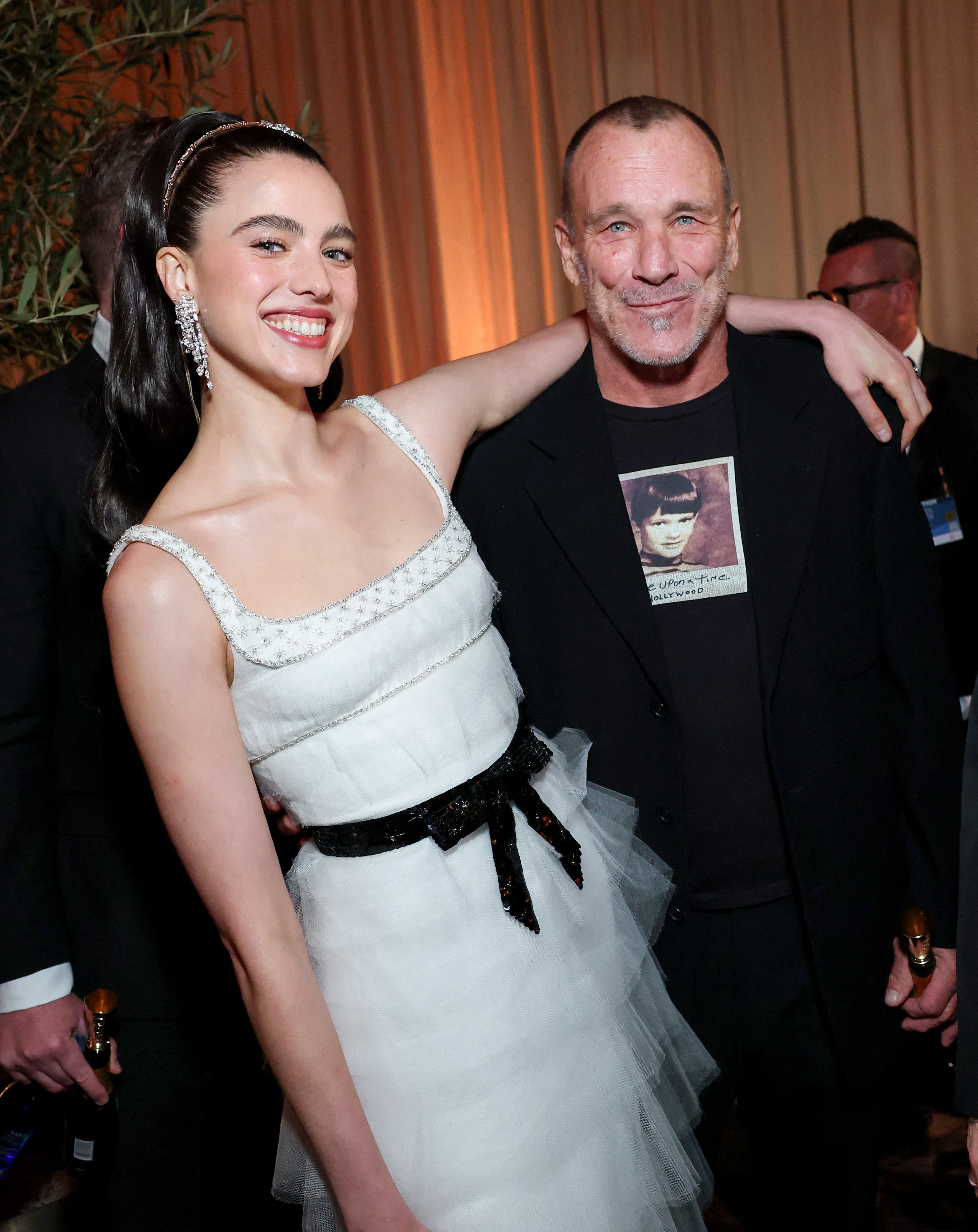 Margaret Qualley y su padre Paul Qualley en los Globos de Oro 2025