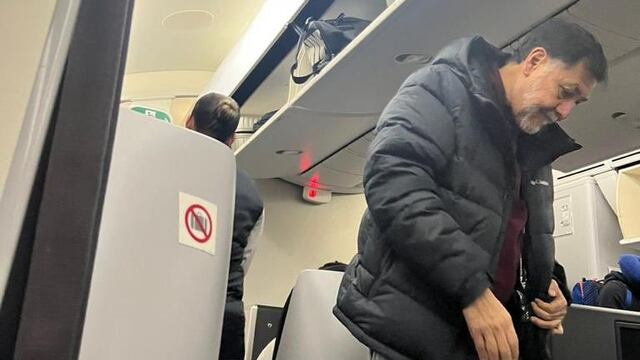 Gerardo Fernández Noroña fue tundido por supuestamente haber viajado en primera clase a Roma
