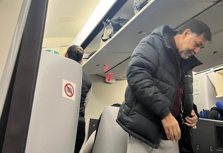 Gerardo Fernández Noroña fue tundido por supuestamente haber viajado en primera clase a Europa