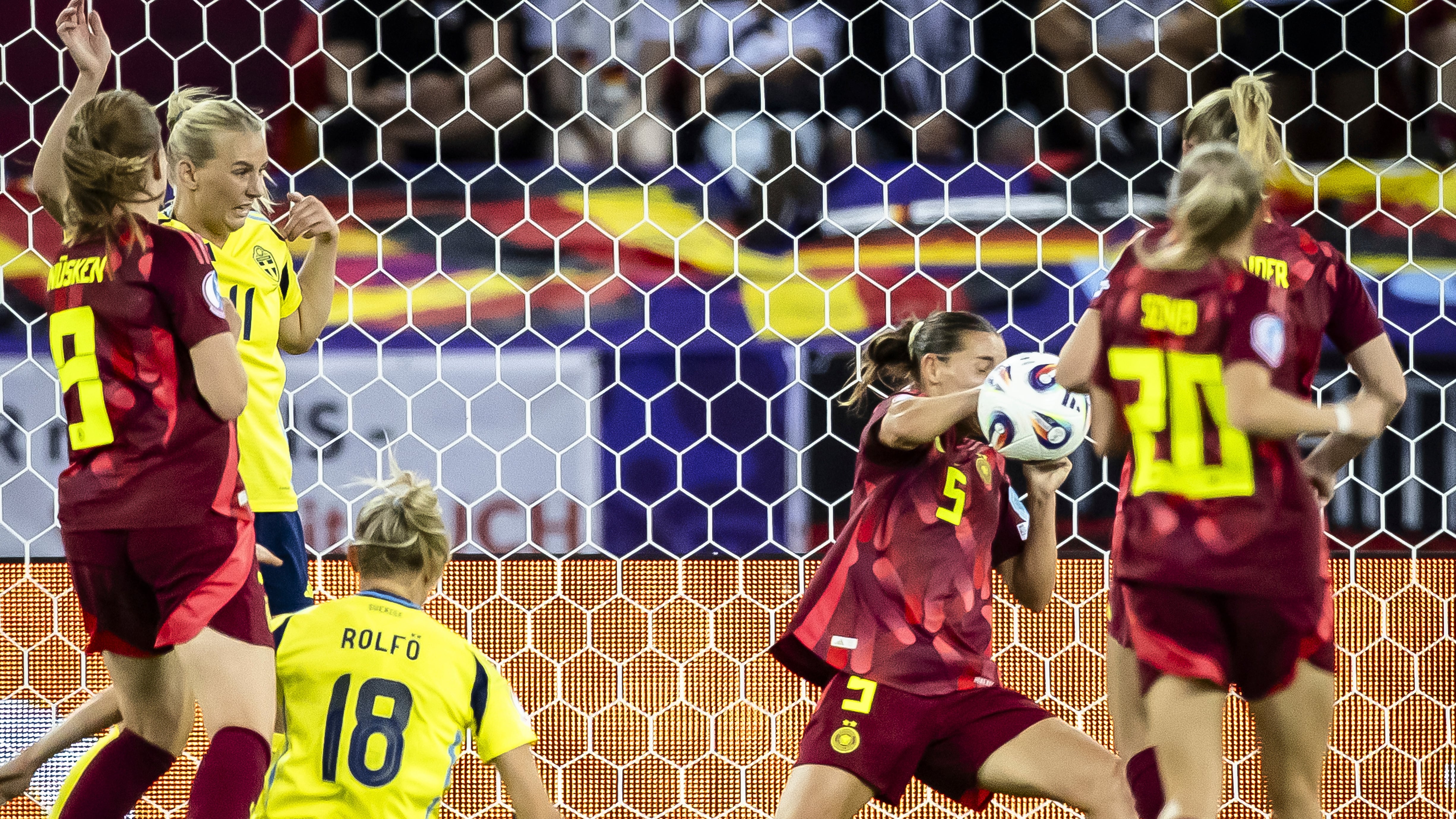 ¡Escándalo en la Eurocopa Femenina! Quiso hacer trampa en pleno partido y terminó en las regaderas