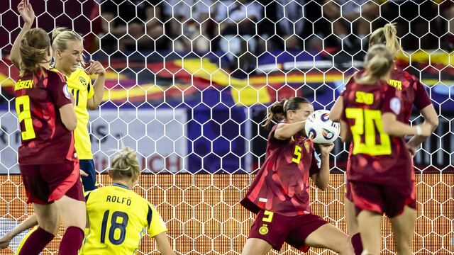 Carlotta Wamser se fue expulsada en la Eurocopa Femenil tras cometer una mano flagrante en su área