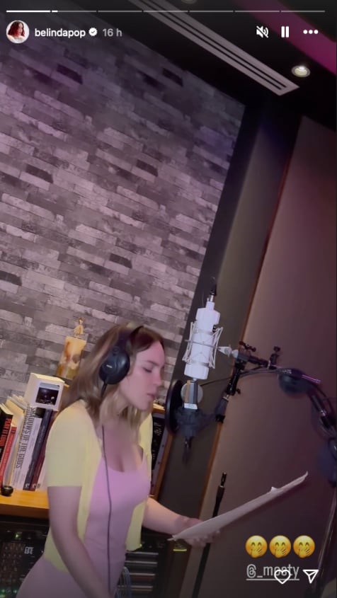 Belinda muestra que también sabe rapear.