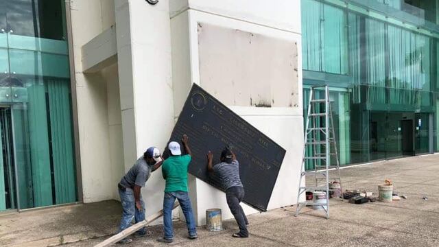 Retiran placa de Ulises Ruiz