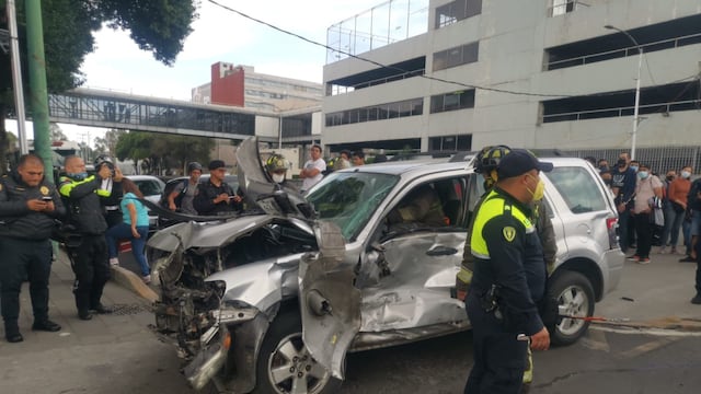 Patrulla de la policía de la CDMX chocó contra el auto de una mujer y la dejó prensada