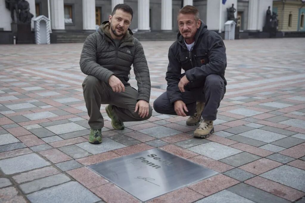 Volodímir Zelenski y Sean Penn en callejón del coraje, Ucrania