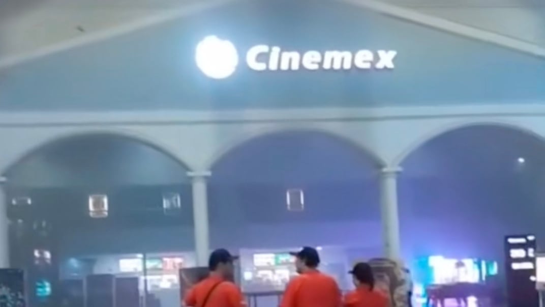 Hombre controla incendio en Cinemex de Nuevo León y sorprende a todos