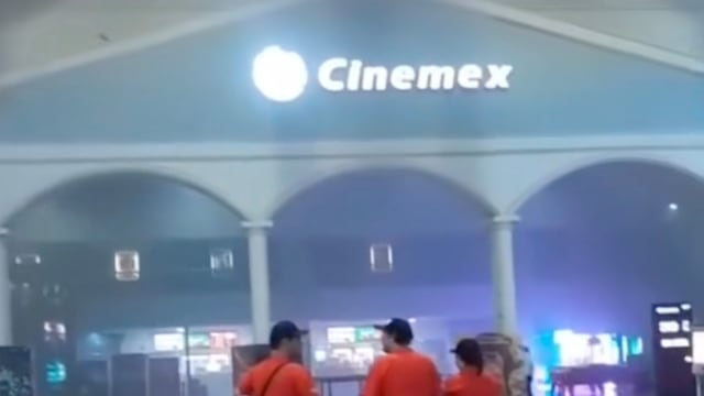 Hombre apaga incendio en Cinemex de Nuevo León