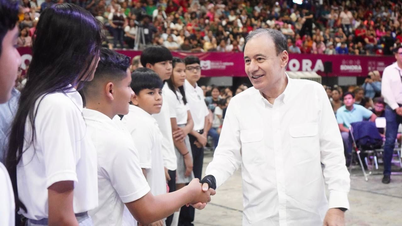 Alfonso Durazo entregó 60 mil becas del programa Sonora de Oportunidades