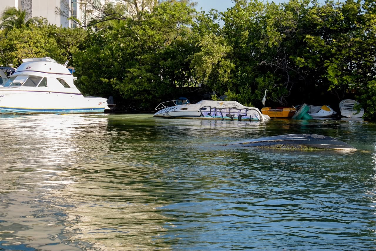 Ordenan embarcaciones abandonadas en la Laguna Nichupté de Cancún.