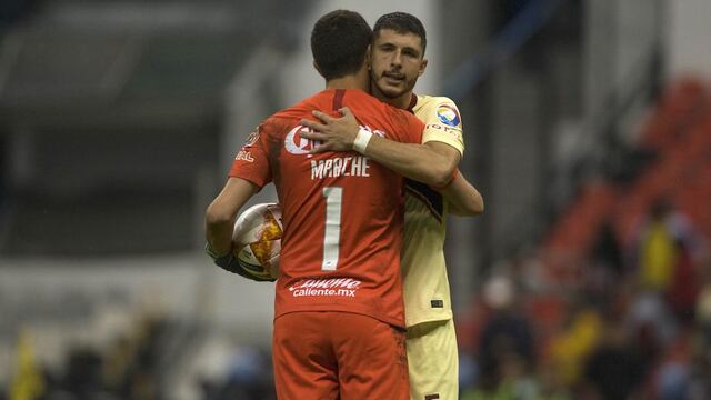 Marchesín y Guido se funden en un abrazo.