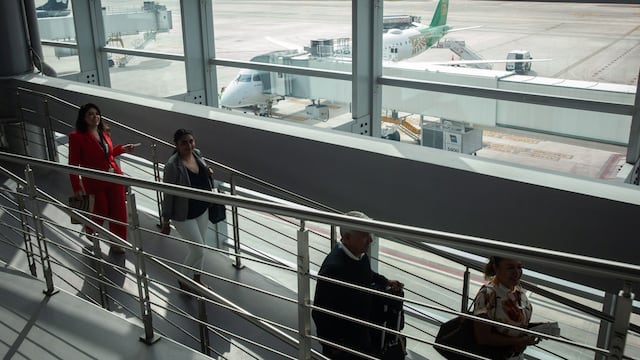 Pasajeros abordando el Primer vuelo de la aeronave EMBRAER E-195 de la aerolínea del Estado Mexicano “Mexicana” en el Aeropuerto Internacional Felipe Ángeles