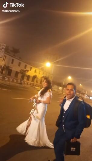 Recién casados se regresan en combi después de festejar su boda