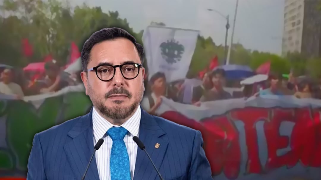 Alumnos del IPN marchan a Segob para exigir renuncia de Arturo Reyes Sandoval