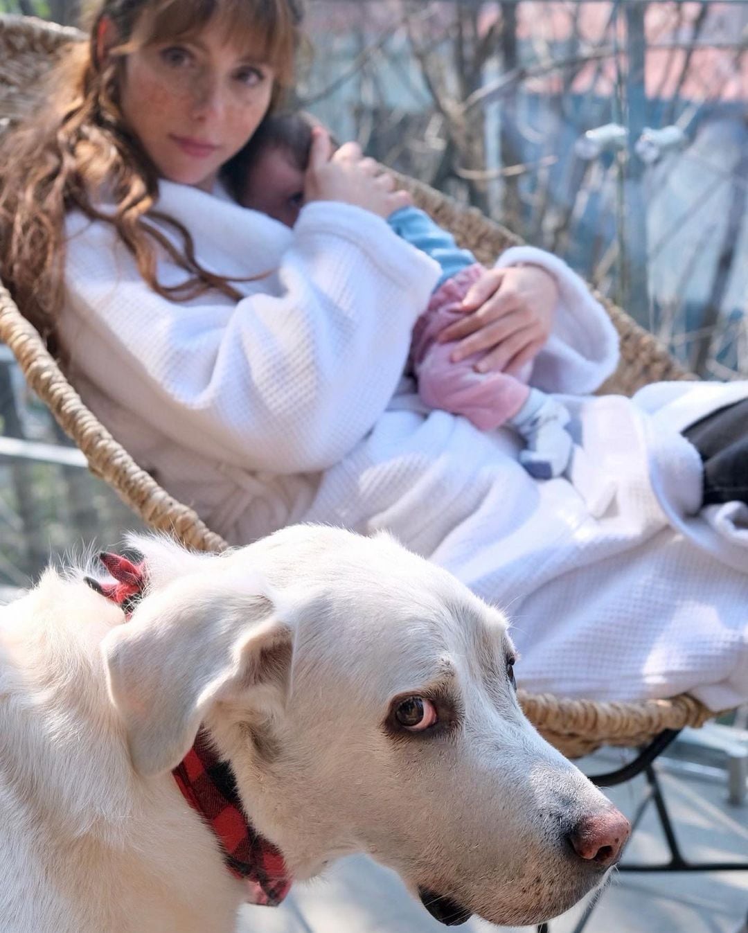 Natalia Téllez cargando a su hija Emilia