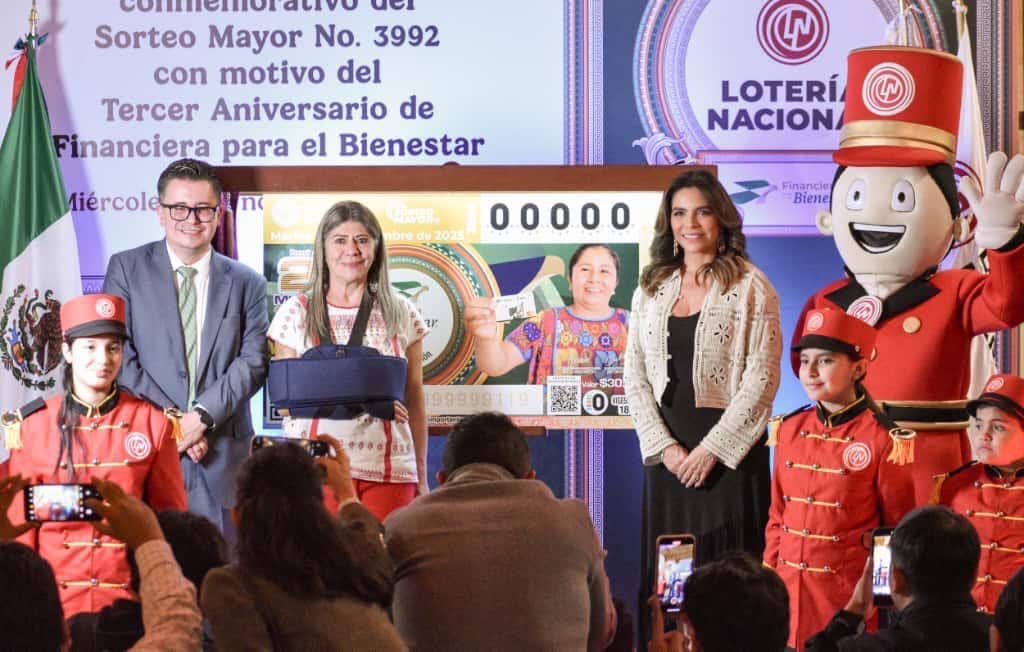 Olivia Salomón dedica billete conmemorativo al tercer aniversario de FINABIEN.