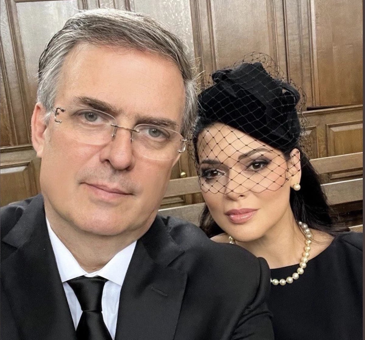 Ebrard y su esposa en la selfie del sepelio de la Reina Isabel II.