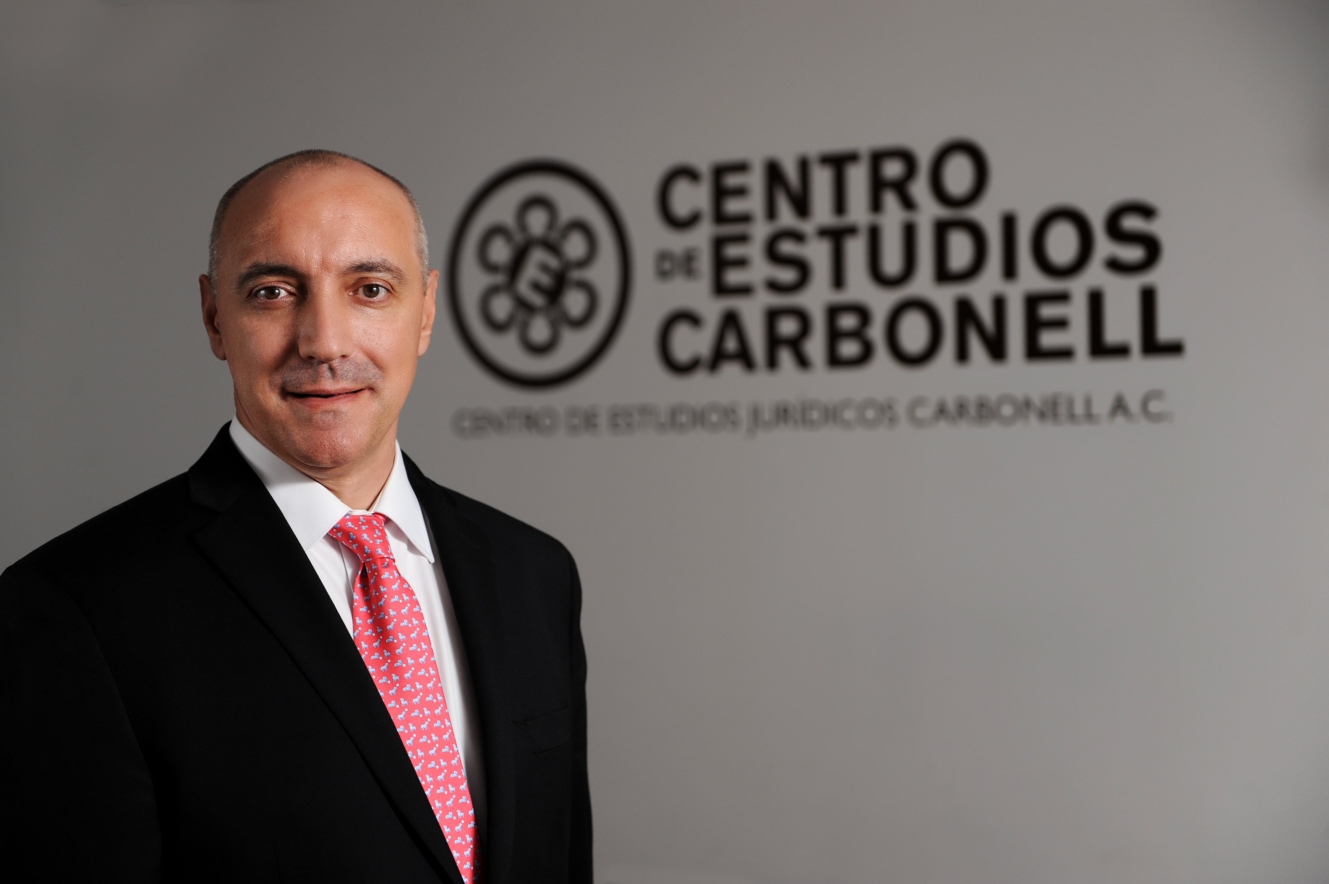 Miguel Carbonell, jurista plagiado por la ministra Yasmín Esquivel