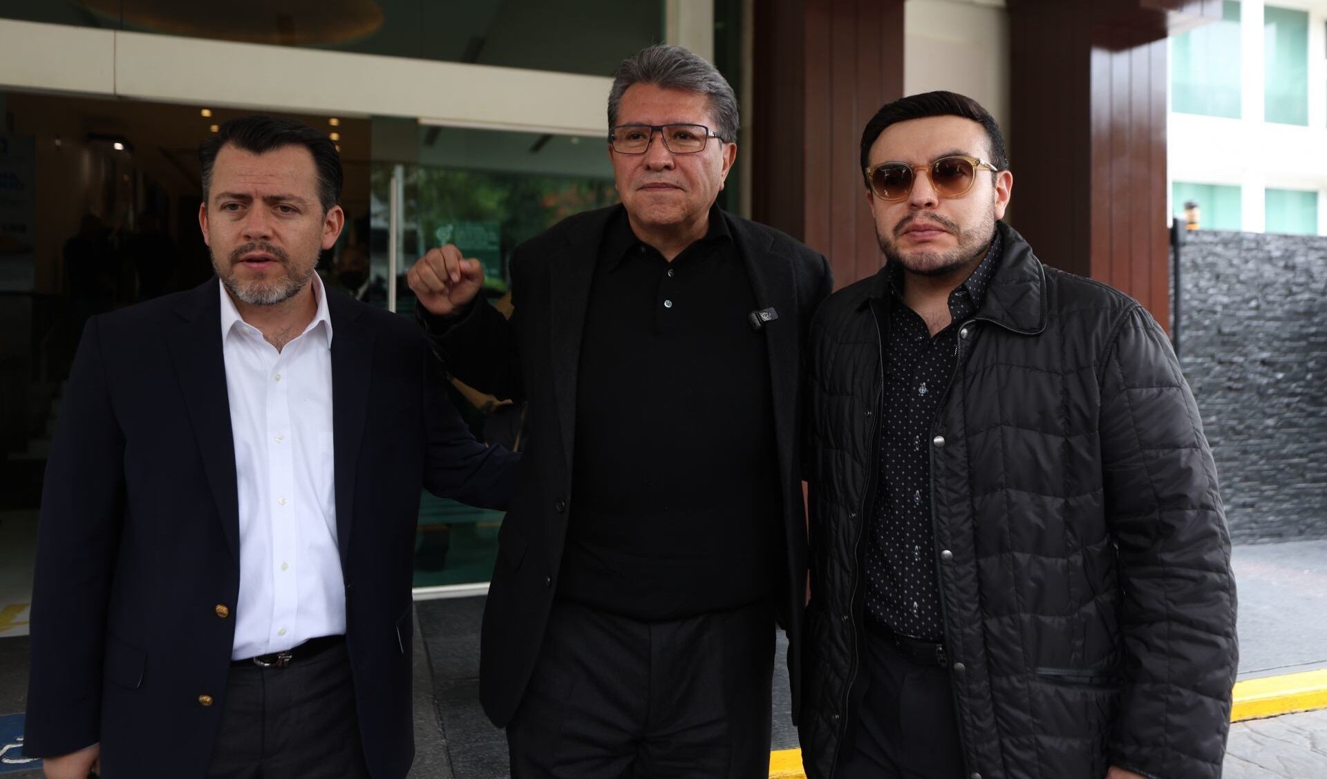 Los nietos de Ifigenia Martínez, Antonio Rojas y Rodrigo Rojas, así como el diputado Ricardo Monreal a la llegada del funeral