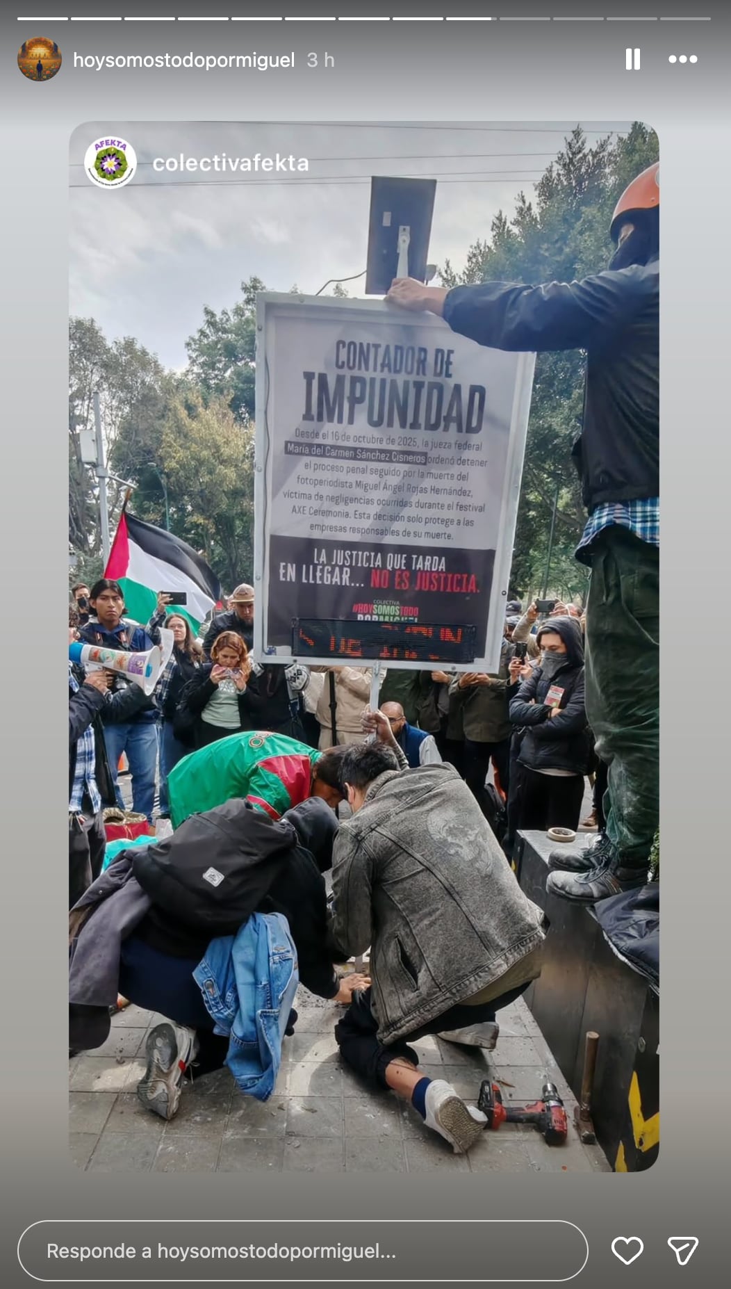 Colocan 'contador de impunidad' frente al Juzgados de Distrito en Materia Penal por el caso de Miguel Ángel Rojas