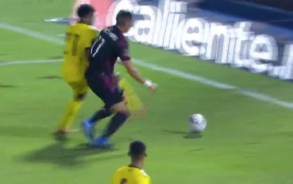 Funes Mori recibió un empujón dentro de área