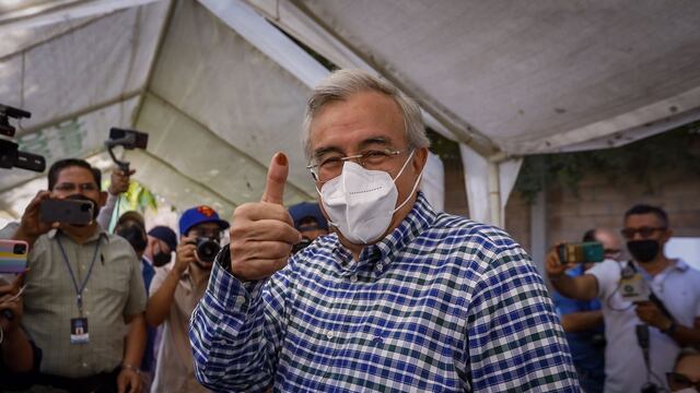 Rubén Rocha participando en la consulta de Revocación de Mandato