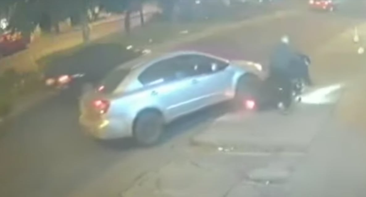Taxista atropella a sujetos que robaron un celular