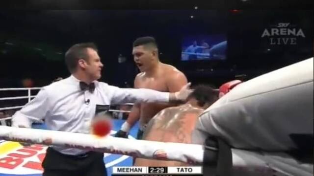 El neozelandés Willis Meehan dio una lección al árbitro por no detener su pelea ante Lakopo Tato, que estaba al borde de quedarse inconsciente. 