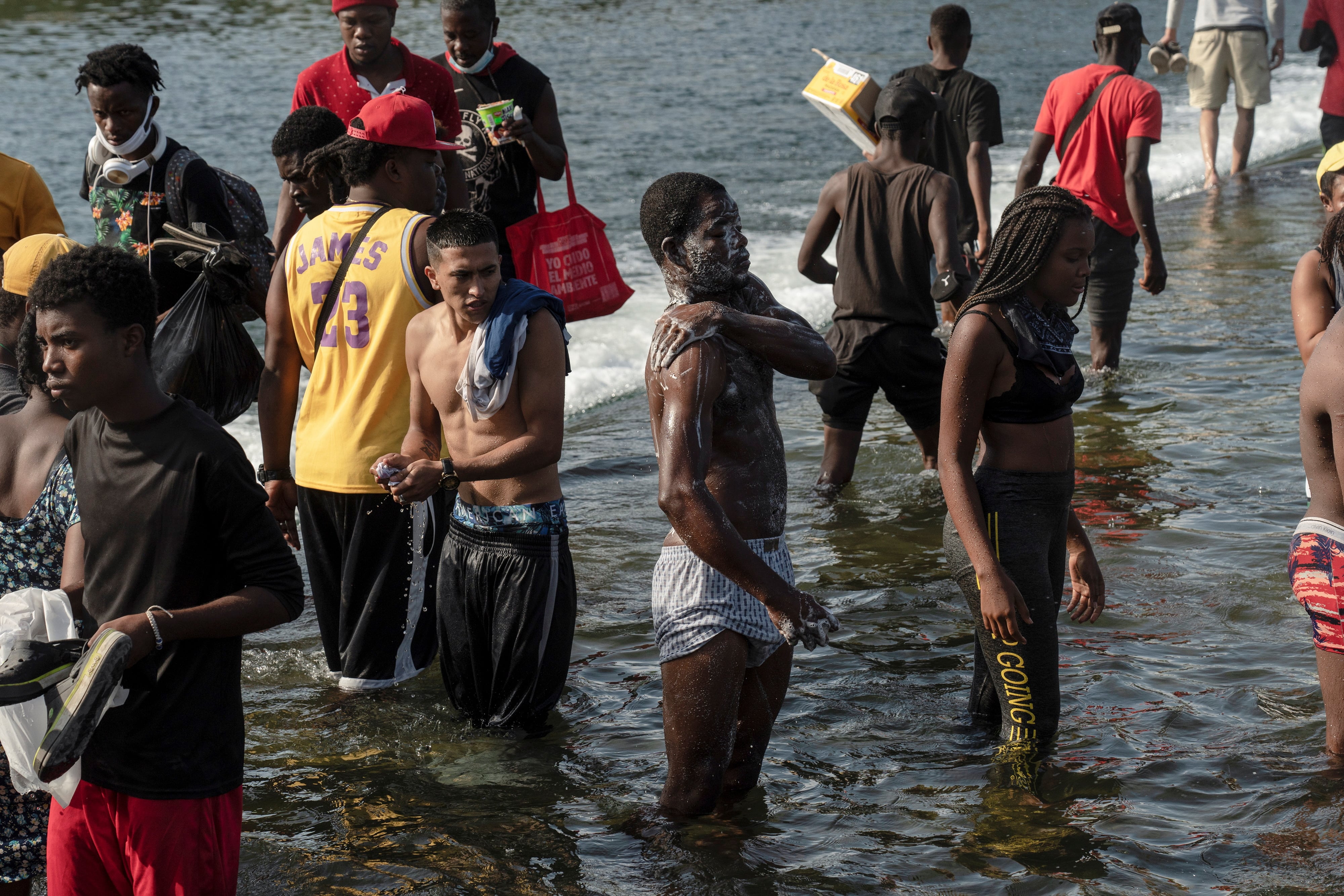 Migrantes acampan bajo puente en la frontera de México con Texas