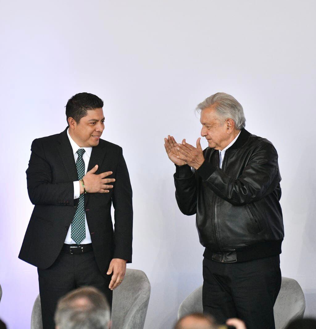 AMLO reconoce a Ricardo Gallardo como un buen promotor de inversión para San Luis Potosí.